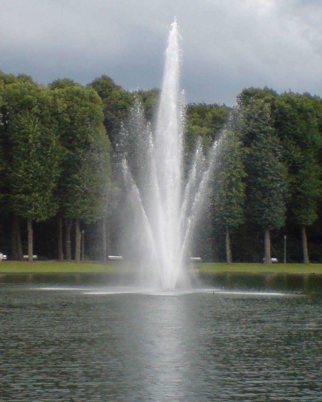 lake fountain - Vincent Stahl photo library